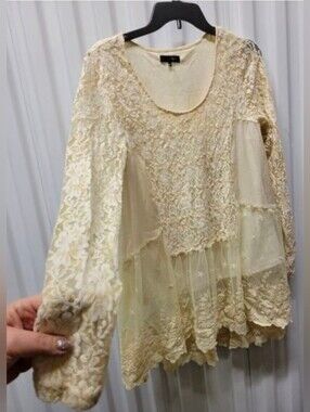 Ryu anthropology lace layered top. Sheer lace sleeves. Lined.